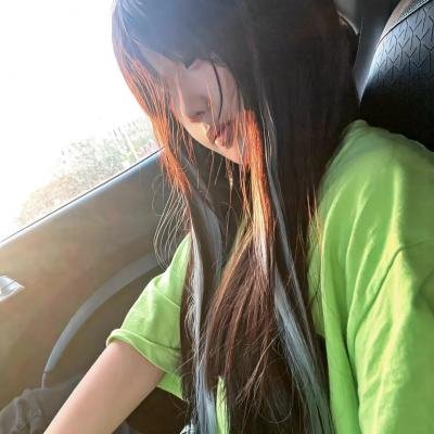 穿黄靴子的女孩